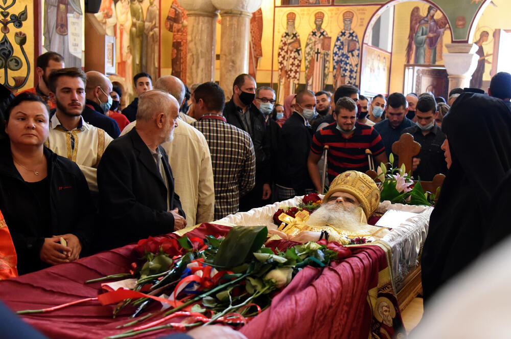 <p>Porodice sa djecom, stari i mladi došli su da odaju posljednju počast mitropolitu Amfilohiju koji je preminuo u petak, u 83. godini, u Kliničkom centru Crne Gore, usljed komplikacija izazvanih koronavirusom</p>