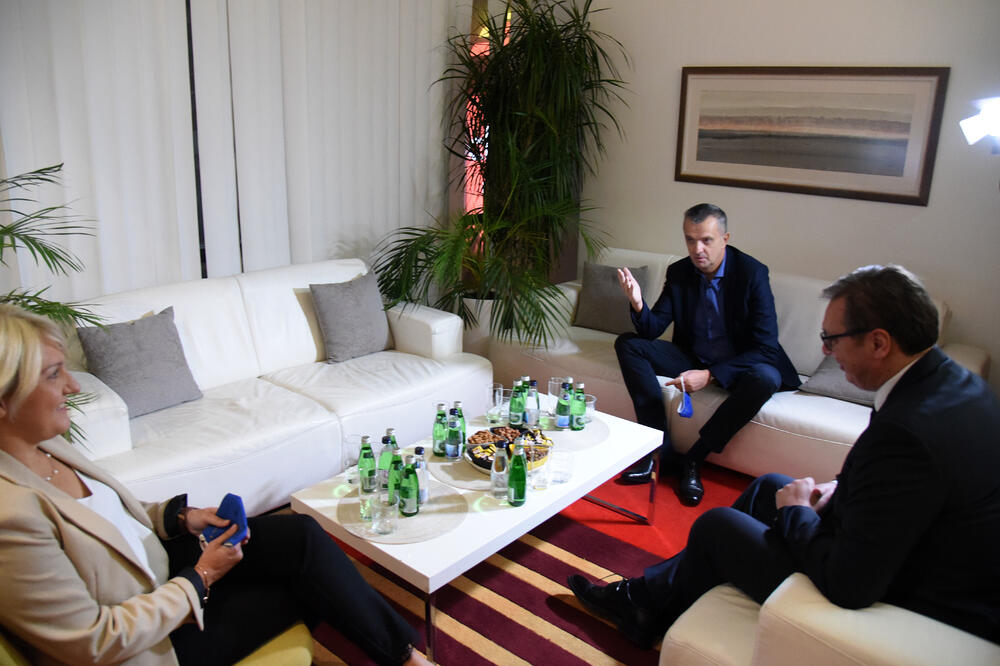 Vučić u razgovoru sa Ivanovićem i direktoricom "Vijesti" Marijanom Bojanić, Foto: Boris Pejović