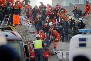 Turska: Spasioci izvukli 70-godišnjaka iz srušene zgrade, u...