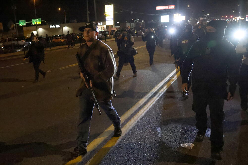 Naoružani Trampov pristalica prolazi pored pristalica pokreta Životi crnaca su važni, Foto: Reuters
