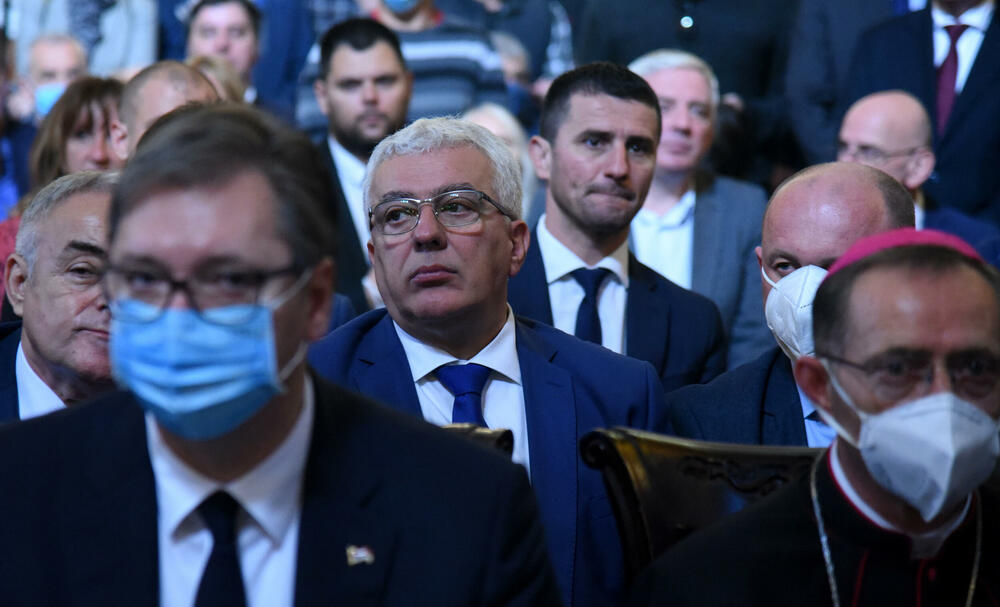 <p>Mitropolit crnogorsko-primorski Amfilohije sahranjen je danas u kripti Sabornog Hrama Hristovog Vaskrsenja u Podgorici. Liturgiju i opijelo služio je patrijarh srpski Irinej. Amfilohije je po svojoj želji sahranjen u kripti Sabornog Hrama u Podgorici u grobu koji je pripremljen za njegovog života. Amfilohije je preminuo u petak, 30. oktobra 2020. godine.</p>