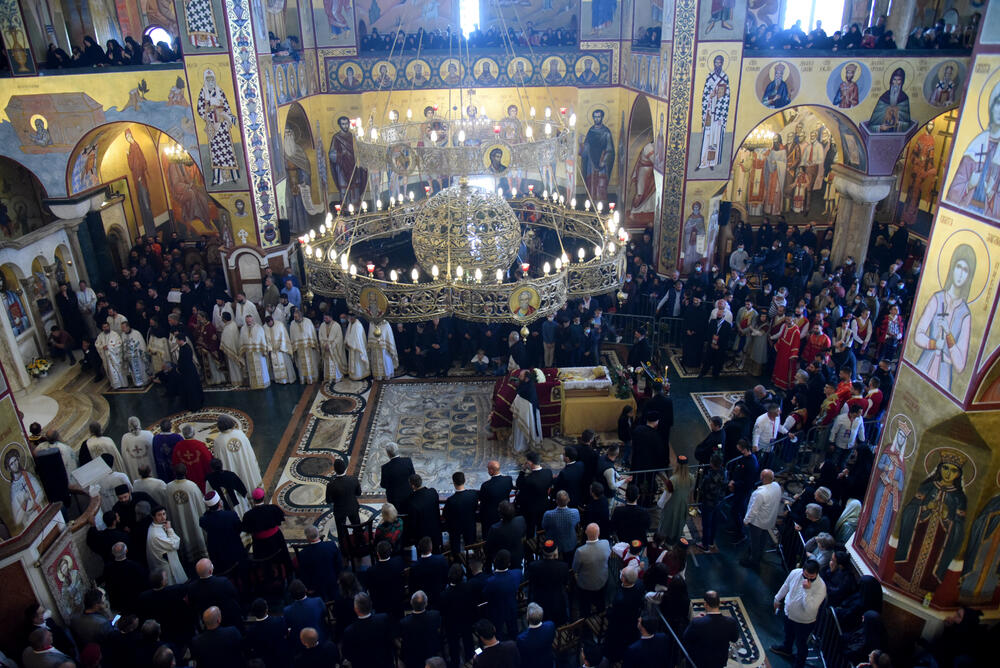 <p>Mitropolit crnogorsko-primorski Amfilohije sahranjen je danas u kripti Sabornog Hrama Hristovog Vaskrsenja u Podgorici. Liturgiju i opijelo služio je patrijarh srpski Irinej. Amfilohije je po svojoj želji sahranjen u kripti Sabornog Hrama u Podgorici u grobu koji je pripremljen za njegovog života. Amfilohije je preminuo u petak, 30. oktobra 2020. godine.</p>