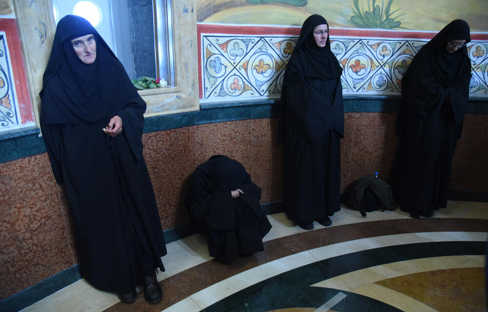 <p>Mitropolit crnogorsko-primorski Amfilohije sahranjen je danas u kripti Sabornog Hrama Hristovog Vaskrsenja u Podgorici. Liturgiju i opijelo služio je patrijarh srpski Irinej. Amfilohije je po svojoj želji sahranjen u kripti Sabornog Hrama u Podgorici u grobu koji je pripremljen za njegovog života. Amfilohije je preminuo u petak, 30. oktobra 2020. godine.</p>