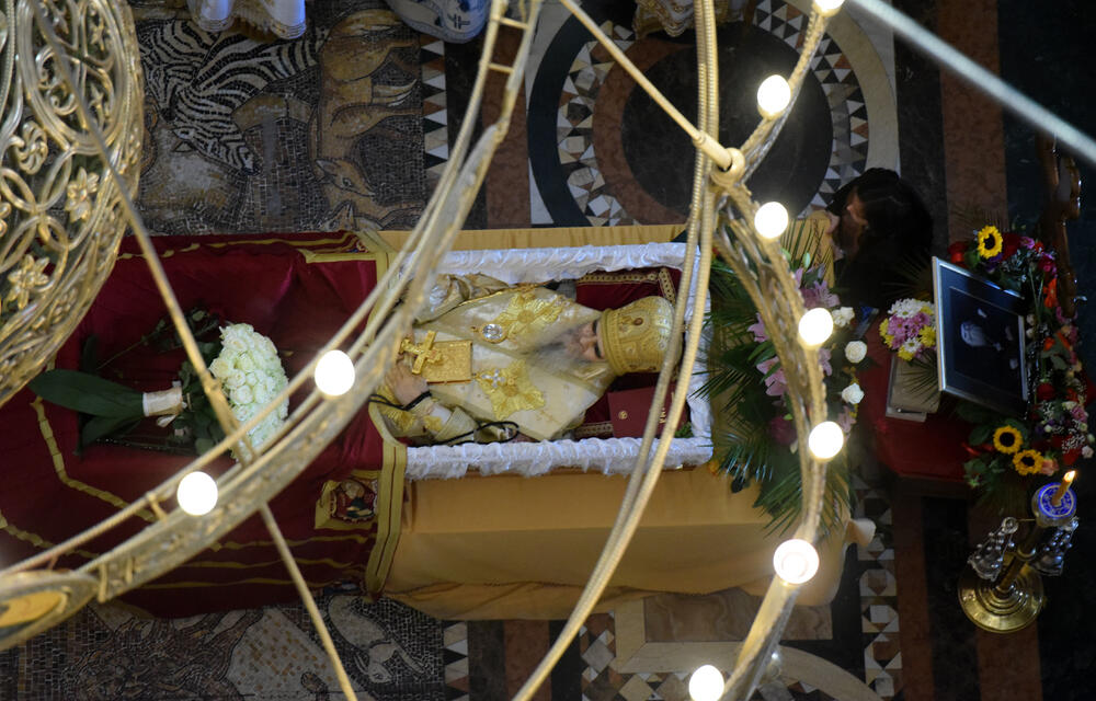 <p>Mitropolit crnogorsko-primorski Amfilohije sahranjen je danas u kripti Sabornog Hrama Hristovog Vaskrsenja u Podgorici. Liturgiju i opijelo služio je patrijarh srpski Irinej. Amfilohije je po svojoj želji sahranjen u kripti Sabornog Hrama u Podgorici u grobu koji je pripremljen za njegovog života. Amfilohije je preminuo u petak, 30. oktobra 2020. godine.</p>