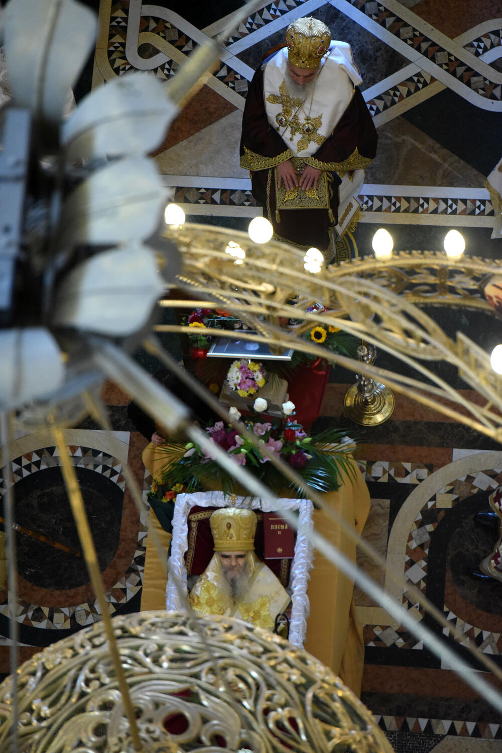 <p>Mitropolit crnogorsko-primorski Amfilohije sahranjen je danas u kripti Sabornog Hrama Hristovog Vaskrsenja u Podgorici. Liturgiju i opijelo služio je patrijarh srpski Irinej. Amfilohije je po svojoj želji sahranjen u kripti Sabornog Hrama u Podgorici u grobu koji je pripremljen za njegovog života. Amfilohije je preminuo u petak, 30. oktobra 2020. godine.</p>