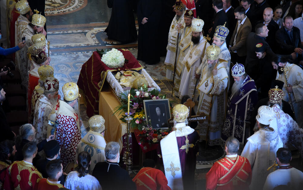 <p>Mitropolit crnogorsko-primorski Amfilohije sahranjen je danas u kripti Sabornog Hrama Hristovog Vaskrsenja u Podgorici. Liturgiju i opijelo služio je patrijarh srpski Irinej. Amfilohije je po svojoj želji sahranjen u kripti Sabornog Hrama u Podgorici u grobu koji je pripremljen za njegovog života. Amfilohije je preminuo u petak, 30. oktobra 2020. godine.</p>