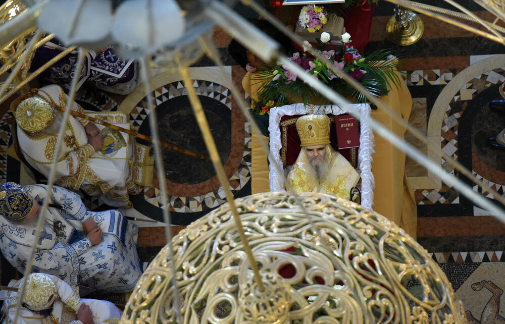 <p>Mitropolit crnogorsko-primorski Amfilohije sahranjen je danas u kripti Sabornog Hrama Hristovog Vaskrsenja u Podgorici. Liturgiju i opijelo služio je patrijarh srpski Irinej. Amfilohije je po svojoj želji sahranjen u kripti Sabornog Hrama u Podgorici u grobu koji je pripremljen za njegovog života. Amfilohije je preminuo u petak, 30. oktobra 2020. godine.</p>