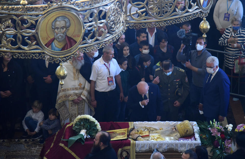 <p>Mitropolit crnogorsko-primorski Amfilohije sahranjen je danas u kripti Sabornog Hrama Hristovog Vaskrsenja u Podgorici. Liturgiju i opijelo služio je patrijarh srpski Irinej. Amfilohije je po svojoj želji sahranjen u kripti Sabornog Hrama u Podgorici u grobu koji je pripremljen za njegovog života. Amfilohije je preminuo u petak, 30. oktobra 2020. godine.</p>