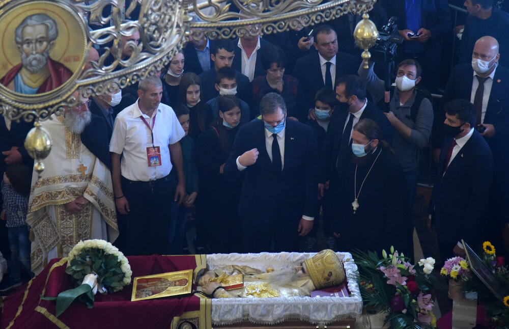 <p>Mitropolit crnogorsko-primorski Amfilohije sahranjen je danas u kripti Sabornog Hrama Hristovog Vaskrsenja u Podgorici. Liturgiju i opijelo služio je patrijarh srpski Irinej. Amfilohije je po svojoj želji sahranjen u kripti Sabornog Hrama u Podgorici u grobu koji je pripremljen za njegovog života. Amfilohije je preminuo u petak, 30. oktobra 2020. godine.</p>