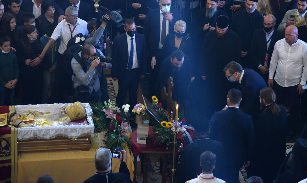 <p>Mitropolit crnogorsko-primorski Amfilohije sahranjen je danas u kripti Sabornog Hrama Hristovog Vaskrsenja u Podgorici. Liturgiju i opijelo služio je patrijarh srpski Irinej. Amfilohije je po svojoj želji sahranjen u kripti Sabornog Hrama u Podgorici u grobu koji je pripremljen za njegovog života. Amfilohije je preminuo u petak, 30. oktobra 2020. godine.</p>