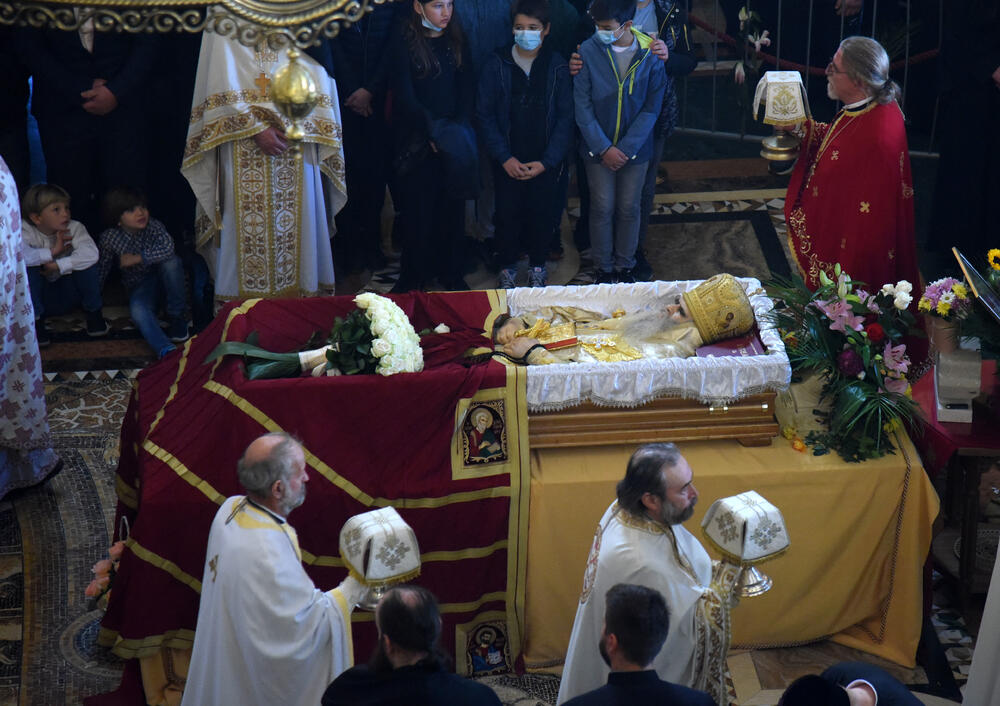 <p>Mitropolit crnogorsko-primorski Amfilohije sahranjen je danas u kripti Sabornog Hrama Hristovog Vaskrsenja u Podgorici. Liturgiju i opijelo služio je patrijarh srpski Irinej. Amfilohije je po svojoj želji sahranjen u kripti Sabornog Hrama u Podgorici u grobu koji je pripremljen za njegovog života. Amfilohije je preminuo u petak, 30. oktobra 2020. godine.</p>