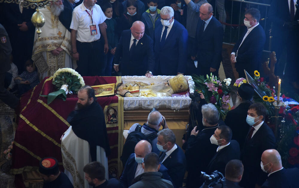 <p>Mitropolit crnogorsko-primorski Amfilohije sahranjen je danas u kripti Sabornog Hrama Hristovog Vaskrsenja u Podgorici. Liturgiju i opijelo služio je patrijarh srpski Irinej. Amfilohije je po svojoj želji sahranjen u kripti Sabornog Hrama u Podgorici u grobu koji je pripremljen za njegovog života. Amfilohije je preminuo u petak, 30. oktobra 2020. godine.</p>