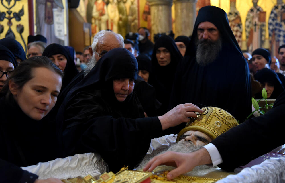 <p>Mitropolit crnogorsko-primorski Amfilohije sahranjen je danas u kripti Sabornog Hrama Hristovog Vaskrsenja u Podgorici. Liturgiju i opijelo služio je patrijarh srpski Irinej. Amfilohije je po svojoj želji sahranjen u kripti Sabornog Hrama u Podgorici u grobu koji je pripremljen za njegovog života. Amfilohije je preminuo u petak, 30. oktobra 2020. godine.</p>