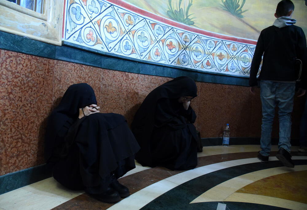 <p>Mitropolit crnogorsko-primorski Amfilohije sahranjen je danas u kripti Sabornog Hrama Hristovog Vaskrsenja u Podgorici. Liturgiju i opijelo služio je patrijarh srpski Irinej. Amfilohije je po svojoj želji sahranjen u kripti Sabornog Hrama u Podgorici u grobu koji je pripremljen za njegovog života. Amfilohije je preminuo u petak, 30. oktobra 2020. godine.</p>