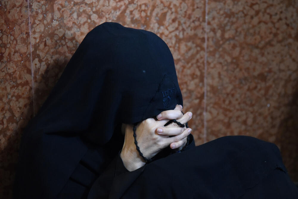 <p>Mitropolit crnogorsko-primorski Amfilohije sahranjen je danas u kripti Sabornog Hrama Hristovog Vaskrsenja u Podgorici. Liturgiju i opijelo služio je patrijarh srpski Irinej. Amfilohije je po svojoj želji sahranjen u kripti Sabornog Hrama u Podgorici u grobu koji je pripremljen za njegovog života. Amfilohije je preminuo u petak, 30. oktobra 2020. godine.</p>