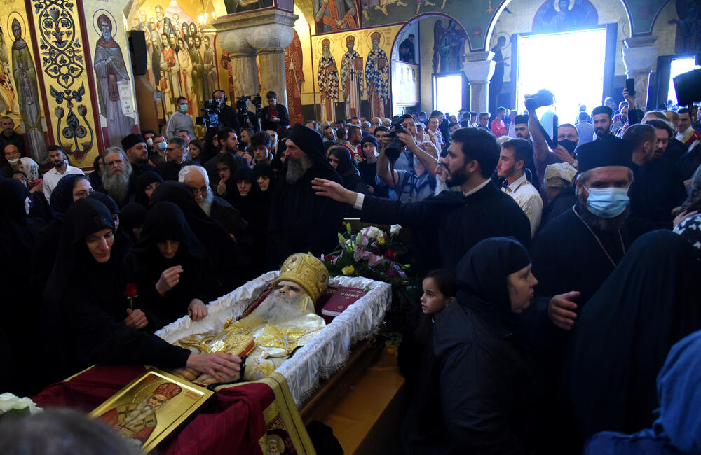 <p>Mitropolit crnogorsko-primorski Amfilohije sahranjen je danas u kripti Sabornog Hrama Hristovog Vaskrsenja u Podgorici. Liturgiju i opijelo služio je patrijarh srpski Irinej. Amfilohije je po svojoj želji sahranjen u kripti Sabornog Hrama u Podgorici u grobu koji je pripremljen za njegovog života. Amfilohije je preminuo u petak, 30. oktobra 2020. godine.</p>