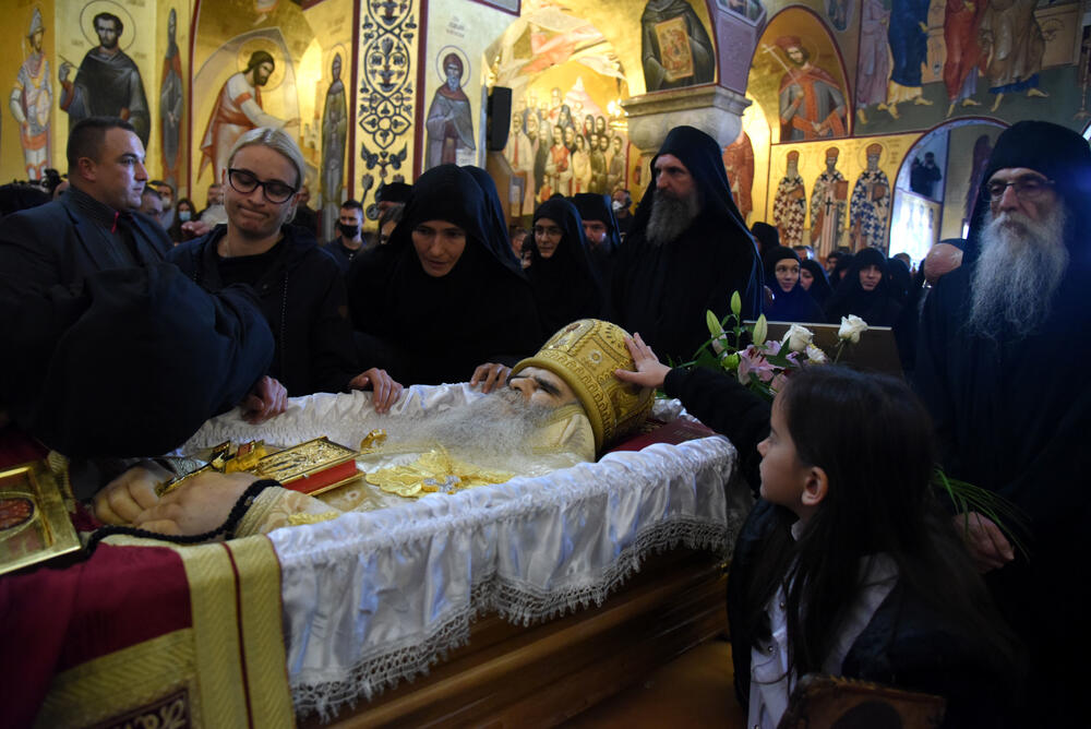 <p>Mitropolit crnogorsko-primorski Amfilohije sahranjen je danas u kripti Sabornog Hrama Hristovog Vaskrsenja u Podgorici. Liturgiju i opijelo služio je patrijarh srpski Irinej. Amfilohije je po svojoj želji sahranjen u kripti Sabornog Hrama u Podgorici u grobu koji je pripremljen za njegovog života. Amfilohije je preminuo u petak, 30. oktobra 2020. godine.</p>