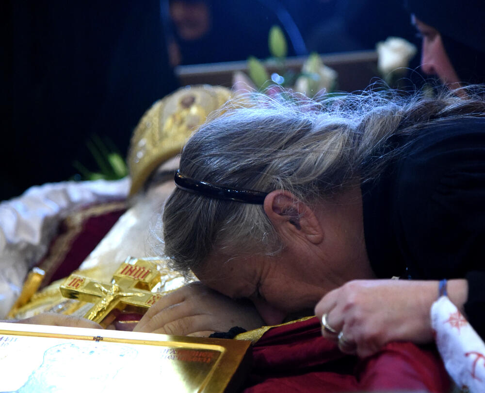 <p>Mitropolit crnogorsko-primorski Amfilohije sahranjen je danas u kripti Sabornog Hrama Hristovog Vaskrsenja u Podgorici. Liturgiju i opijelo služio je patrijarh srpski Irinej. Amfilohije je po svojoj želji sahranjen u kripti Sabornog Hrama u Podgorici u grobu koji je pripremljen za njegovog života. Amfilohije je preminuo u petak, 30. oktobra 2020. godine.</p>