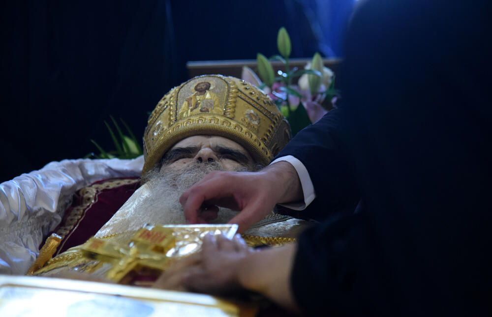 <p>Mitropolit crnogorsko-primorski Amfilohije sahranjen je danas u kripti Sabornog Hrama Hristovog Vaskrsenja u Podgorici. Liturgiju i opijelo služio je patrijarh srpski Irinej. Amfilohije je po svojoj želji sahranjen u kripti Sabornog Hrama u Podgorici u grobu koji je pripremljen za njegovog života. Amfilohije je preminuo u petak, 30. oktobra 2020. godine.</p>