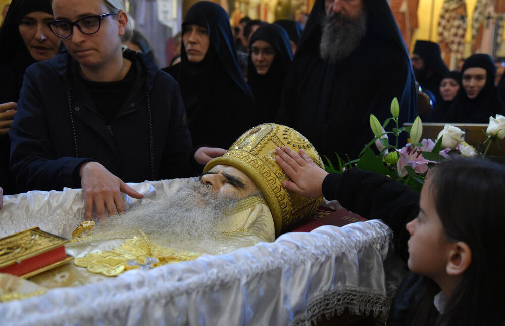 <p>Mitropolit crnogorsko-primorski Amfilohije sahranjen je danas u kripti Sabornog Hrama Hristovog Vaskrsenja u Podgorici. Liturgiju i opijelo služio je patrijarh srpski Irinej. Amfilohije je po svojoj želji sahranjen u kripti Sabornog Hrama u Podgorici u grobu koji je pripremljen za njegovog života. Amfilohije je preminuo u petak, 30. oktobra 2020. godine.</p>