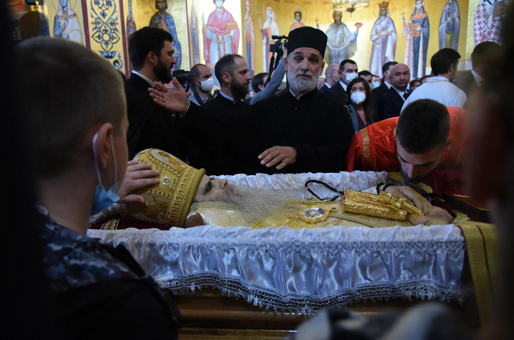 <p>Mitropolit crnogorsko-primorski Amfilohije sahranjen je danas u kripti Sabornog Hrama Hristovog Vaskrsenja u Podgorici. Liturgiju i opijelo služio je patrijarh srpski Irinej. Amfilohije je po svojoj želji sahranjen u kripti Sabornog Hrama u Podgorici u grobu koji je pripremljen za njegovog života. Amfilohije je preminuo u petak, 30. oktobra 2020. godine.</p>