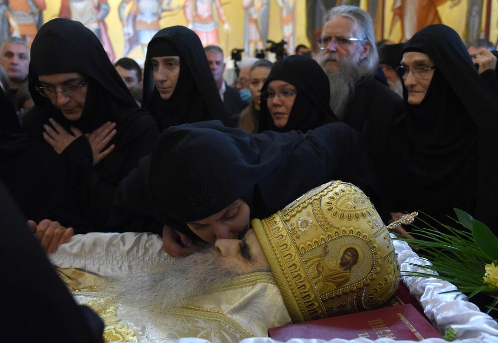 <p>Mitropolit crnogorsko-primorski Amfilohije sahranjen je danas u kripti Sabornog Hrama Hristovog Vaskrsenja u Podgorici. Liturgiju i opijelo služio je patrijarh srpski Irinej. Amfilohije je po svojoj želji sahranjen u kripti Sabornog Hrama u Podgorici u grobu koji je pripremljen za njegovog života. Amfilohije je preminuo u petak, 30. oktobra 2020. godine.</p>