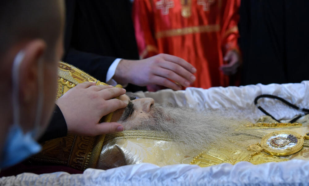 <p>Mitropolit crnogorsko-primorski Amfilohije sahranjen je danas u kripti Sabornog Hrama Hristovog Vaskrsenja u Podgorici. Liturgiju i opijelo služio je patrijarh srpski Irinej. Amfilohije je po svojoj želji sahranjen u kripti Sabornog Hrama u Podgorici u grobu koji je pripremljen za njegovog života. Amfilohije je preminuo u petak, 30. oktobra 2020. godine.</p>