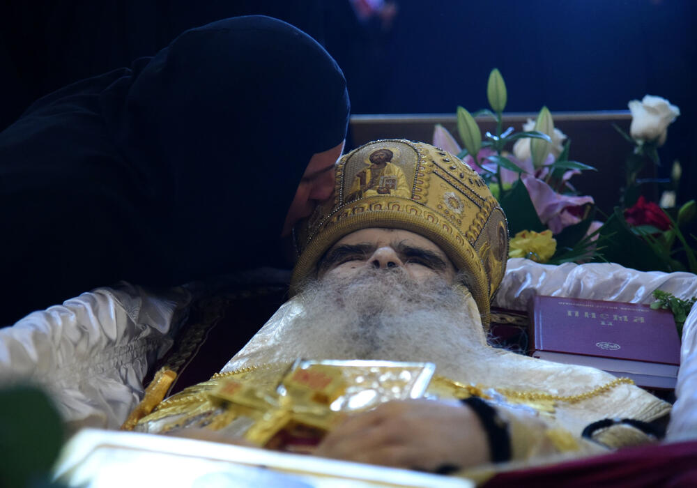 <p>Mitropolit crnogorsko-primorski Amfilohije sahranjen je danas u kripti Sabornog Hrama Hristovog Vaskrsenja u Podgorici. Liturgiju i opijelo služio je patrijarh srpski Irinej. Amfilohije je po svojoj želji sahranjen u kripti Sabornog Hrama u Podgorici u grobu koji je pripremljen za njegovog života. Amfilohije je preminuo u petak, 30. oktobra 2020. godine.</p>