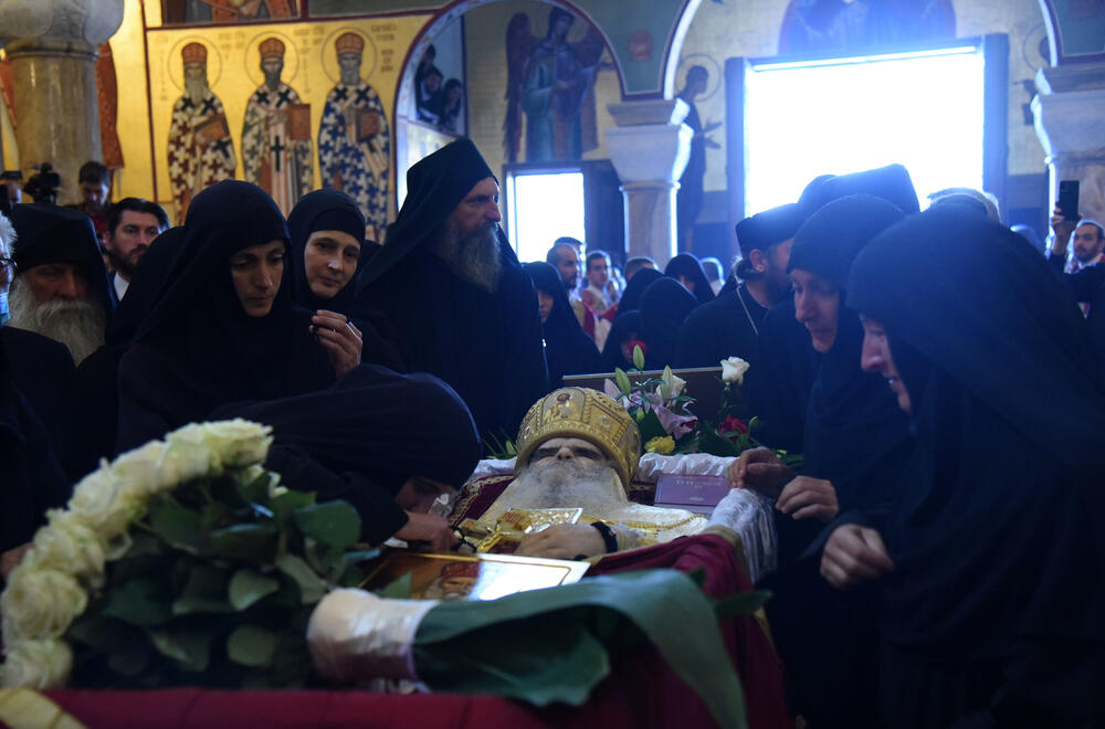 <p>Mitropolit crnogorsko-primorski Amfilohije sahranjen je danas u kripti Sabornog Hrama Hristovog Vaskrsenja u Podgorici. Liturgiju i opijelo služio je patrijarh srpski Irinej. Amfilohije je po svojoj želji sahranjen u kripti Sabornog Hrama u Podgorici u grobu koji je pripremljen za njegovog života. Amfilohije je preminuo u petak, 30. oktobra 2020. godine.</p>