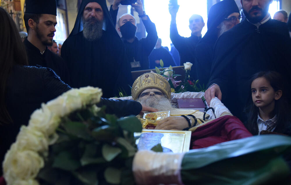 <p>Mitropolit crnogorsko-primorski Amfilohije sahranjen je danas u kripti Sabornog Hrama Hristovog Vaskrsenja u Podgorici. Liturgiju i opijelo služio je patrijarh srpski Irinej. Amfilohije je po svojoj želji sahranjen u kripti Sabornog Hrama u Podgorici u grobu koji je pripremljen za njegovog života. Amfilohije je preminuo u petak, 30. oktobra 2020. godine.</p>