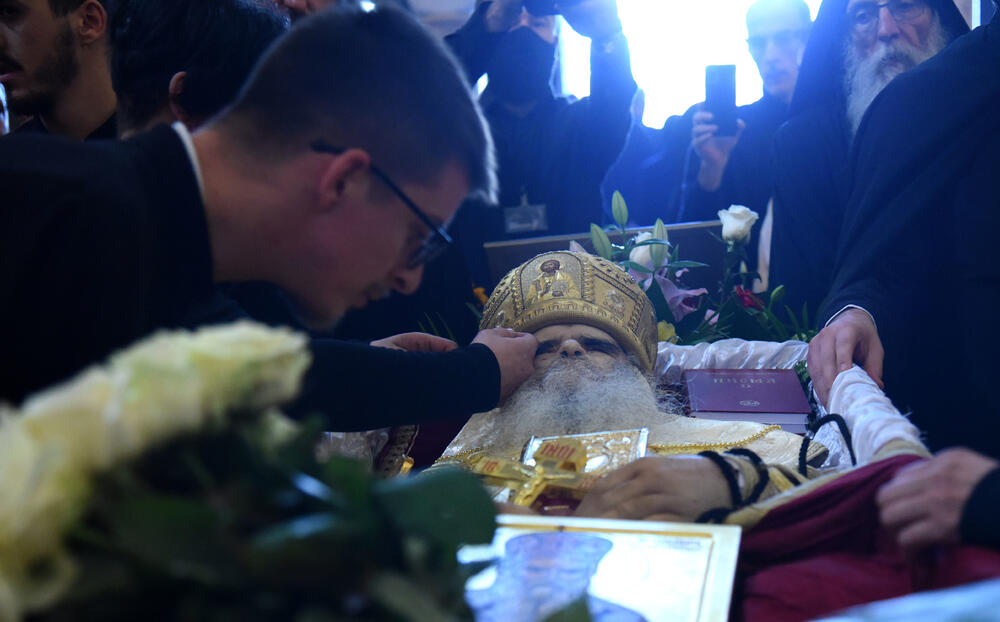 <p>Mitropolit crnogorsko-primorski Amfilohije sahranjen je danas u kripti Sabornog Hrama Hristovog Vaskrsenja u Podgorici. Liturgiju i opijelo služio je patrijarh srpski Irinej. Amfilohije je po svojoj želji sahranjen u kripti Sabornog Hrama u Podgorici u grobu koji je pripremljen za njegovog života. Amfilohije je preminuo u petak, 30. oktobra 2020. godine.</p>