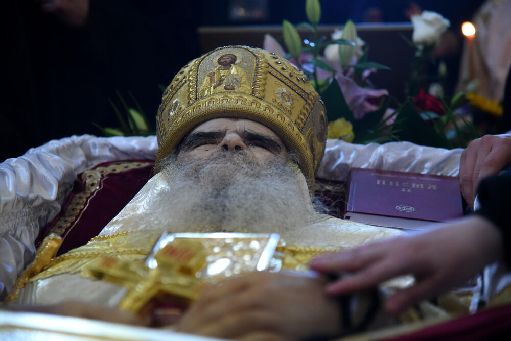 <p>Mitropolit crnogorsko-primorski Amfilohije sahranjen je danas u kripti Sabornog Hrama Hristovog Vaskrsenja u Podgorici. Liturgiju i opijelo služio je patrijarh srpski Irinej. Amfilohije je po svojoj želji sahranjen u kripti Sabornog Hrama u Podgorici u grobu koji je pripremljen za njegovog života. Amfilohije je preminuo u petak, 30. oktobra 2020. godine.</p>