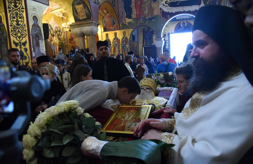 <p>Mitropolit crnogorsko-primorski Amfilohije sahranjen je danas u kripti Sabornog Hrama Hristovog Vaskrsenja u Podgorici. Liturgiju i opijelo služio je patrijarh srpski Irinej. Amfilohije je po svojoj želji sahranjen u kripti Sabornog Hrama u Podgorici u grobu koji je pripremljen za njegovog života. Amfilohije je preminuo u petak, 30. oktobra 2020. godine.</p>