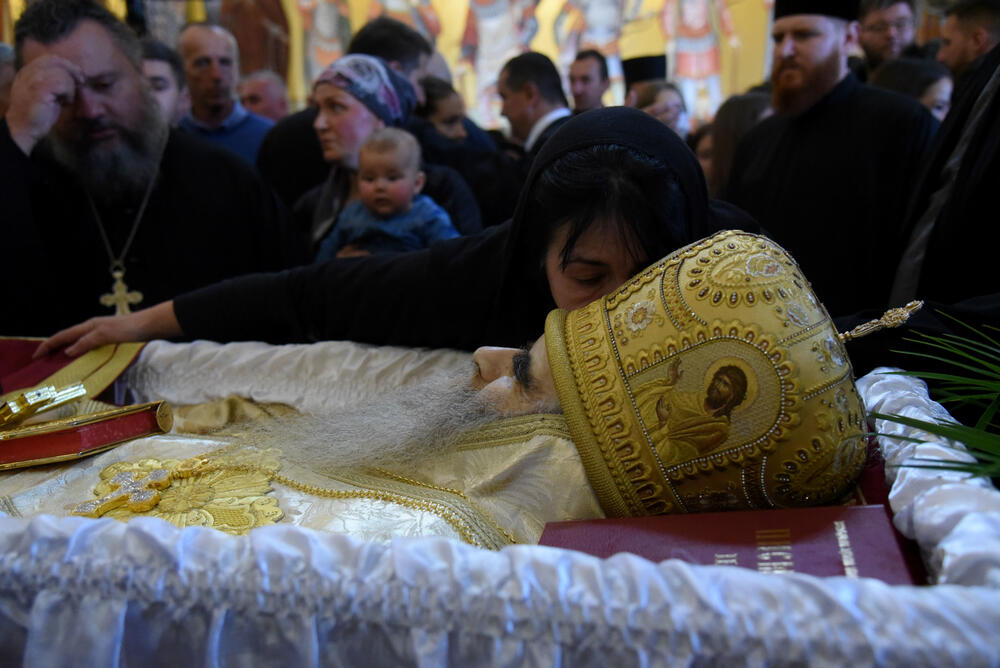 <p>Mitropolit crnogorsko-primorski Amfilohije sahranjen je danas u kripti Sabornog Hrama Hristovog Vaskrsenja u Podgorici. Liturgiju i opijelo služio je patrijarh srpski Irinej. Amfilohije je po svojoj želji sahranjen u kripti Sabornog Hrama u Podgorici u grobu koji je pripremljen za njegovog života. Amfilohije je preminuo u petak, 30. oktobra 2020. godine.</p>