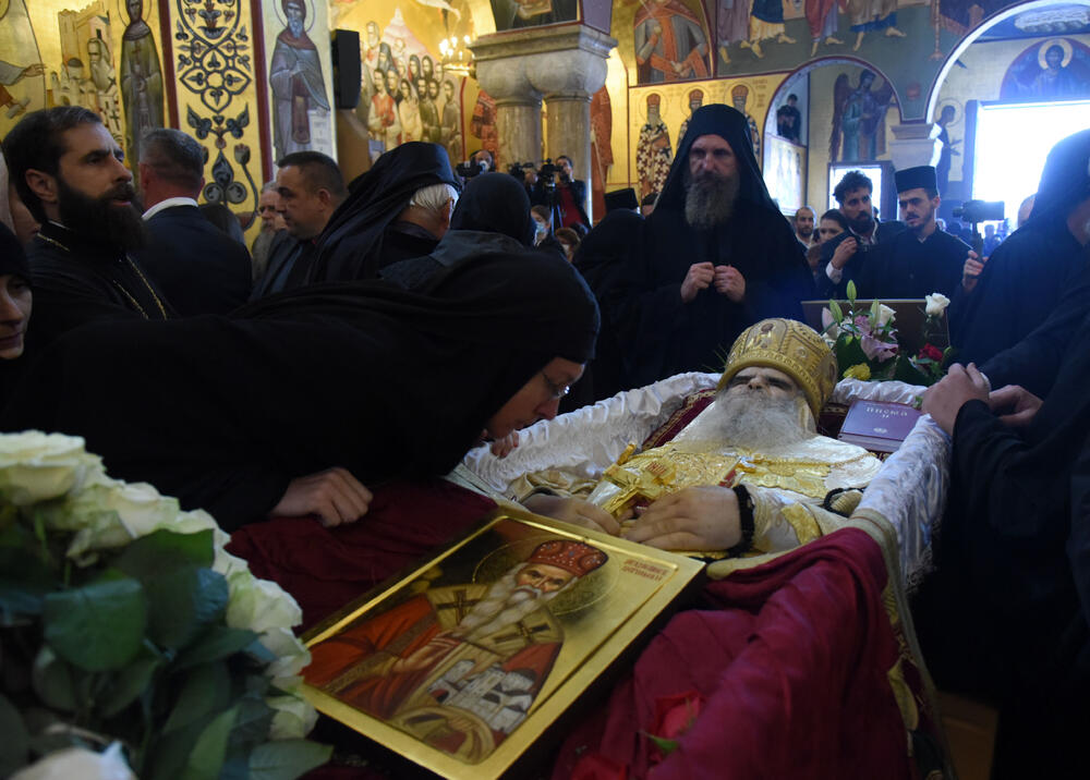 <p>Mitropolit crnogorsko-primorski Amfilohije sahranjen je danas u kripti Sabornog Hrama Hristovog Vaskrsenja u Podgorici. Liturgiju i opijelo služio je patrijarh srpski Irinej. Amfilohije je po svojoj želji sahranjen u kripti Sabornog Hrama u Podgorici u grobu koji je pripremljen za njegovog života. Amfilohije je preminuo u petak, 30. oktobra 2020. godine.</p>