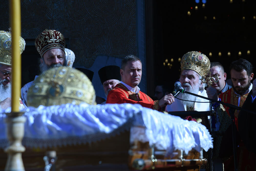 <p>Mitropolit crnogorsko-primorski Amfilohije sahranjen je danas u kripti Sabornog Hrama Hristovog Vaskrsenja u Podgorici. Liturgiju i opijelo služio je patrijarh srpski Irinej. Amfilohije je po svojoj želji sahranjen u kripti Sabornog Hrama u Podgorici u grobu koji je pripremljen za njegovog života. Amfilohije je preminuo u petak, 30. oktobra 2020. godine.</p>