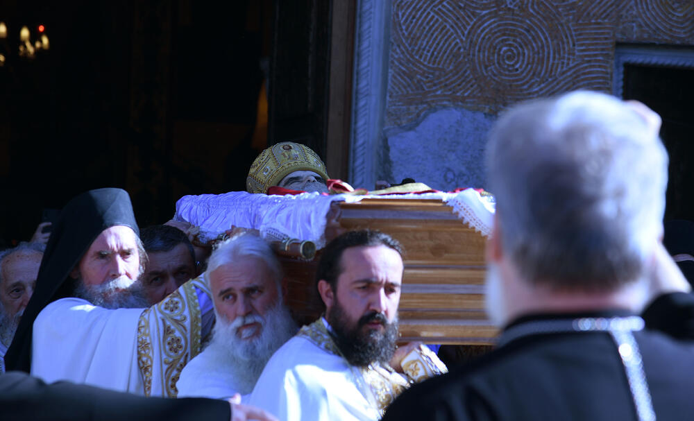 <p>Mitropolit crnogorsko-primorski Amfilohije sahranjen je danas u kripti Sabornog Hrama Hristovog Vaskrsenja u Podgorici. Liturgiju i opijelo služio je patrijarh srpski Irinej. Amfilohije je po svojoj želji sahranjen u kripti Sabornog Hrama u Podgorici u grobu koji je pripremljen za njegovog života. Amfilohije je preminuo u petak, 30. oktobra 2020. godine.</p>