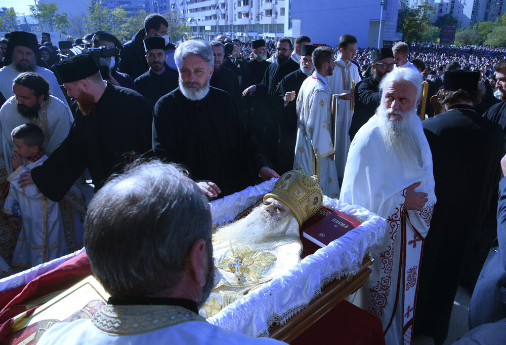 <p>Mitropolit crnogorsko-primorski Amfilohije sahranjen je danas u kripti Sabornog Hrama Hristovog Vaskrsenja u Podgorici. Liturgiju i opijelo služio je patrijarh srpski Irinej. Amfilohije je po svojoj želji sahranjen u kripti Sabornog Hrama u Podgorici u grobu koji je pripremljen za njegovog života. Amfilohije je preminuo u petak, 30. oktobra 2020. godine.</p>