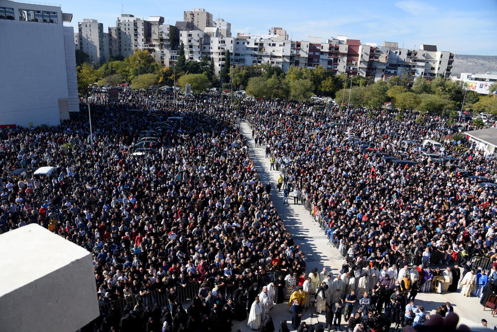 <p>Mitropolit crnogorsko-primorski Amfilohije sahranjen je danas u kripti Sabornog Hrama Hristovog Vaskrsenja u Podgorici. Liturgiju i opijelo služio je patrijarh srpski Irinej. Amfilohije je po svojoj želji sahranjen u kripti Sabornog Hrama u Podgorici u grobu koji je pripremljen za njegovog života. Amfilohije je preminuo u petak, 30. oktobra 2020. godine.</p>