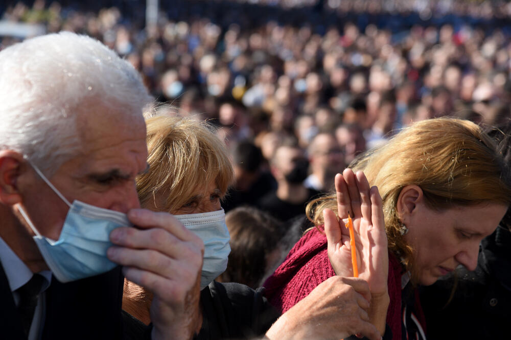 <p>Mitropolit crnogorsko-primorski Amfilohije sahranjen je danas u kripti Sabornog Hrama Hristovog Vaskrsenja u Podgorici. Liturgiju i opijelo služio je patrijarh srpski Irinej. Amfilohije je po svojoj želji sahranjen u kripti Sabornog Hrama u Podgorici u grobu koji je pripremljen za njegovog života. Amfilohije je preminuo u petak, 30. oktobra 2020. godine.</p>