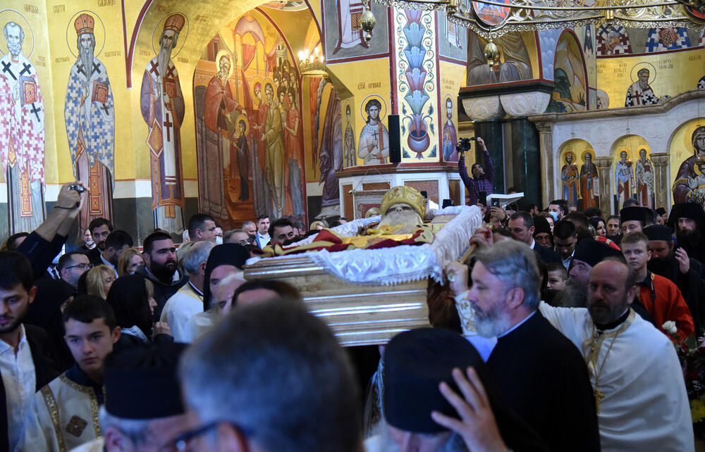 <p>Mitropolit crnogorsko-primorski Amfilohije sahranjen je danas u kripti Sabornog Hrama Hristovog Vaskrsenja u Podgorici. Liturgiju i opijelo služio je patrijarh srpski Irinej. Amfilohije je po svojoj želji sahranjen u kripti Sabornog Hrama u Podgorici u grobu koji je pripremljen za njegovog života. Amfilohije je preminuo u petak, 30. oktobra 2020. godine.</p>