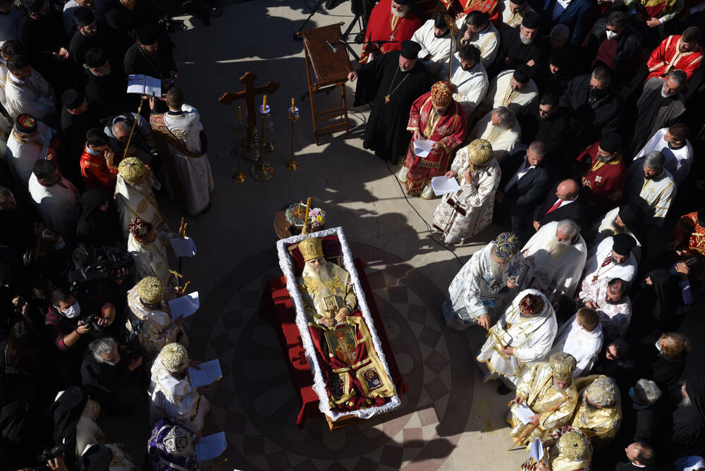 <p>Mitropolit crnogorsko-primorski Amfilohije sahranjen je danas u kripti Sabornog Hrama Hristovog Vaskrsenja u Podgorici. Liturgiju i opijelo služio je patrijarh srpski Irinej. Amfilohije je po svojoj želji sahranjen u kripti Sabornog Hrama u Podgorici u grobu koji je pripremljen za njegovog života. Amfilohije je preminuo u petak, 30. oktobra 2020. godine.</p>