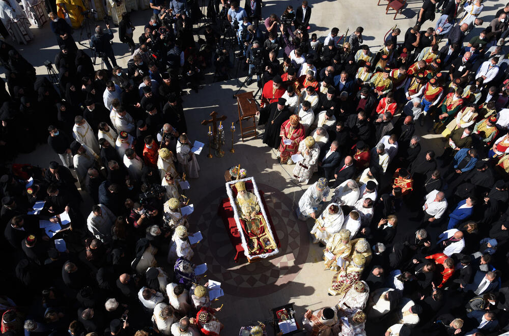 <p>Mitropolit crnogorsko-primorski Amfilohije sahranjen je danas u kripti Sabornog Hrama Hristovog Vaskrsenja u Podgorici. Liturgiju i opijelo služio je patrijarh srpski Irinej. Amfilohije je po svojoj želji sahranjen u kripti Sabornog Hrama u Podgorici u grobu koji je pripremljen za njegovog života. Amfilohije je preminuo u petak, 30. oktobra 2020. godine.</p>