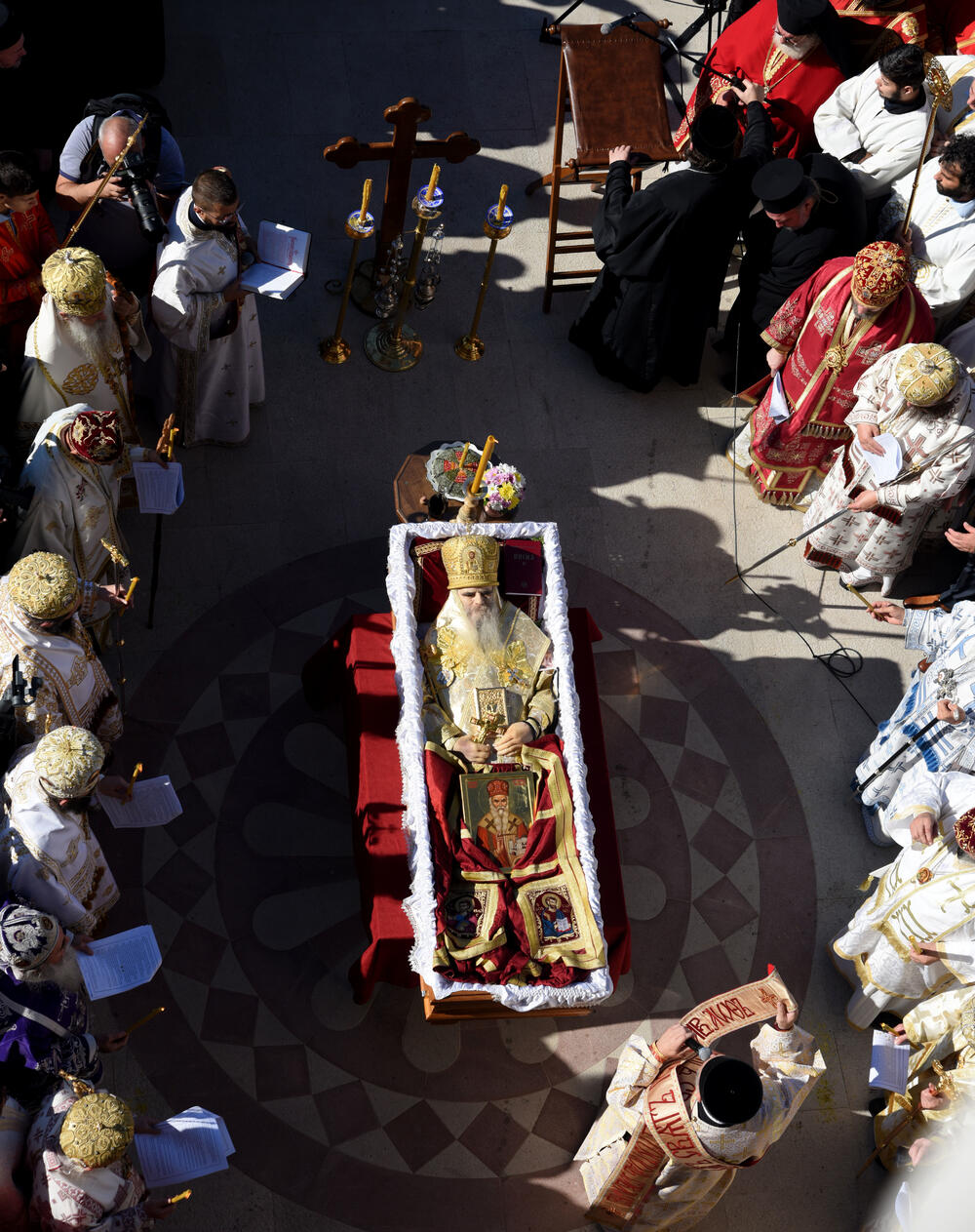 <p>Mitropolit crnogorsko-primorski Amfilohije sahranjen je danas u kripti Sabornog Hrama Hristovog Vaskrsenja u Podgorici. Liturgiju i opijelo služio je patrijarh srpski Irinej. Amfilohije je po svojoj želji sahranjen u kripti Sabornog Hrama u Podgorici u grobu koji je pripremljen za njegovog života. Amfilohije je preminuo u petak, 30. oktobra 2020. godine.</p>