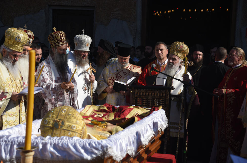 <p>Mitropolit crnogorsko-primorski Amfilohije sahranjen je danas u kripti Sabornog Hrama Hristovog Vaskrsenja u Podgorici. Liturgiju i opijelo služio je patrijarh srpski Irinej. Amfilohije je po svojoj želji sahranjen u kripti Sabornog Hrama u Podgorici u grobu koji je pripremljen za njegovog života. Amfilohije je preminuo u petak, 30. oktobra 2020. godine.</p>