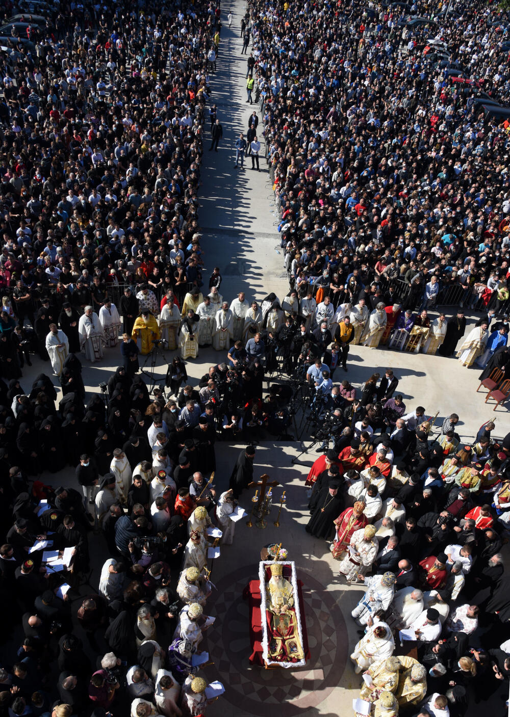<p>Mitropolit crnogorsko-primorski Amfilohije sahranjen je danas u kripti Sabornog Hrama Hristovog Vaskrsenja u Podgorici. Liturgiju i opijelo služio je patrijarh srpski Irinej. Amfilohije je po svojoj želji sahranjen u kripti Sabornog Hrama u Podgorici u grobu koji je pripremljen za njegovog života. Amfilohije je preminuo u petak, 30. oktobra 2020. godine.</p>
