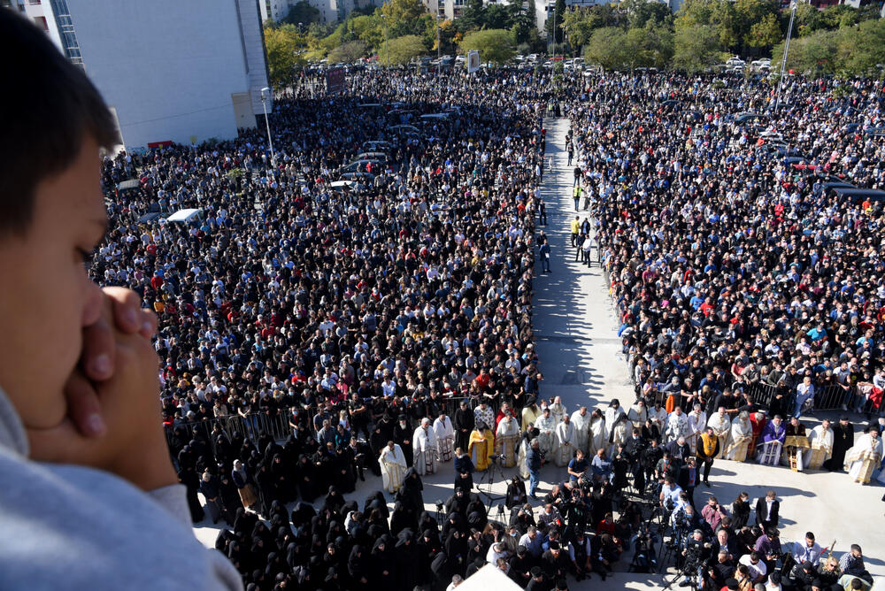 <p>Mitropolit crnogorsko-primorski Amfilohije sahranjen je danas u kripti Sabornog Hrama Hristovog Vaskrsenja u Podgorici. Liturgiju i opijelo služio je patrijarh srpski Irinej. Amfilohije je po svojoj želji sahranjen u kripti Sabornog Hrama u Podgorici u grobu koji je pripremljen za njegovog života. Amfilohije je preminuo u petak, 30. oktobra 2020. godine.</p>