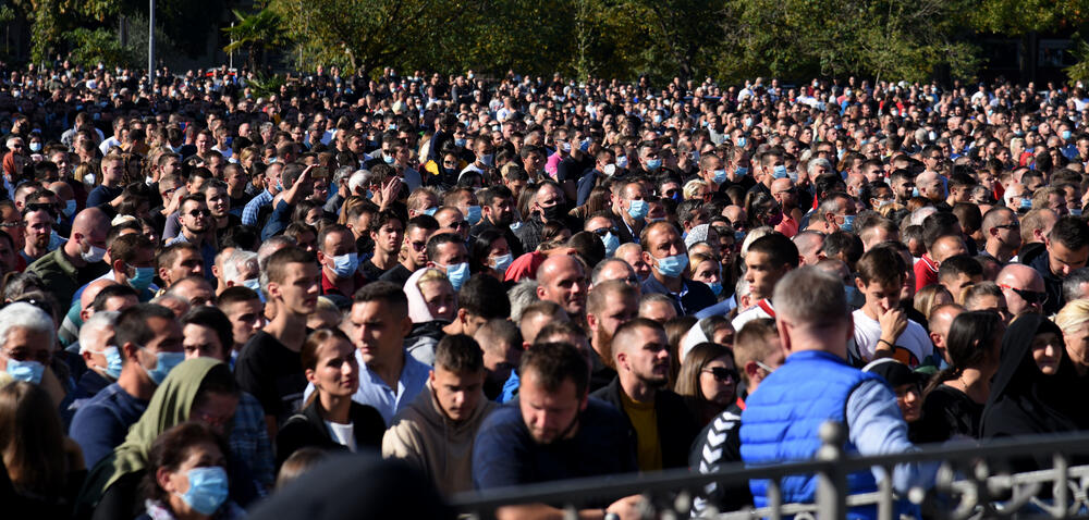 <p>Mitropolit crnogorsko-primorski Amfilohije sahranjen je danas u kripti Sabornog Hrama Hristovog Vaskrsenja u Podgorici. Liturgiju i opijelo služio je patrijarh srpski Irinej. Amfilohije je po svojoj želji sahranjen u kripti Sabornog Hrama u Podgorici u grobu koji je pripremljen za njegovog života. Amfilohije je preminuo u petak, 30. oktobra 2020. godine.</p>