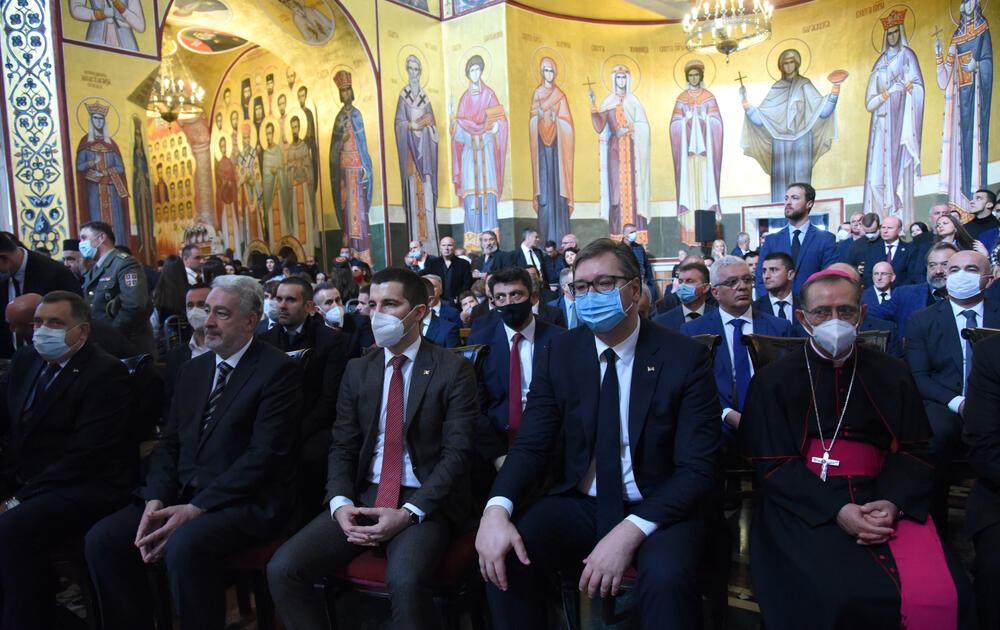 <p>Mitropolit crnogorsko-primorski Amfilohije sahranjen je danas u kripti Sabornog Hrama Hristovog Vaskrsenja u Podgorici. Liturgiju i opijelo služio je patrijarh srpski Irinej. Amfilohije je po svojoj želji sahranjen u kripti Sabornog Hrama u Podgorici u grobu koji je pripremljen za njegovog života. Amfilohije je preminuo u petak, 30. oktobra 2020. godine.</p>