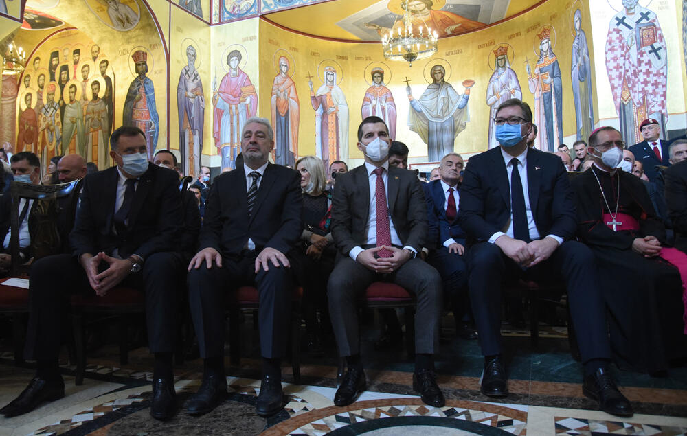 <p>Mitropolit crnogorsko-primorski Amfilohije sahranjen je danas u kripti Sabornog Hrama Hristovog Vaskrsenja u Podgorici. Liturgiju i opijelo služio je patrijarh srpski Irinej. Amfilohije je po svojoj želji sahranjen u kripti Sabornog Hrama u Podgorici u grobu koji je pripremljen za njegovog života. Amfilohije je preminuo u petak, 30. oktobra 2020. godine.</p>